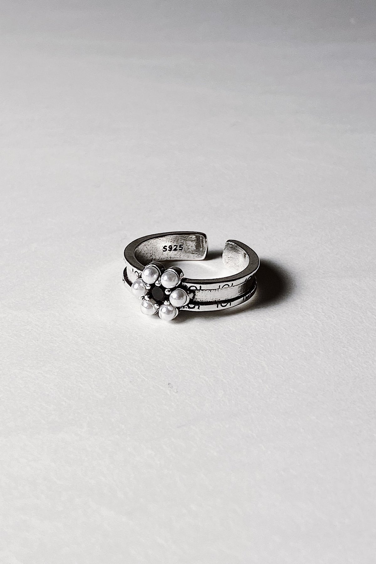 Flower Pattern Pearl Ring Set